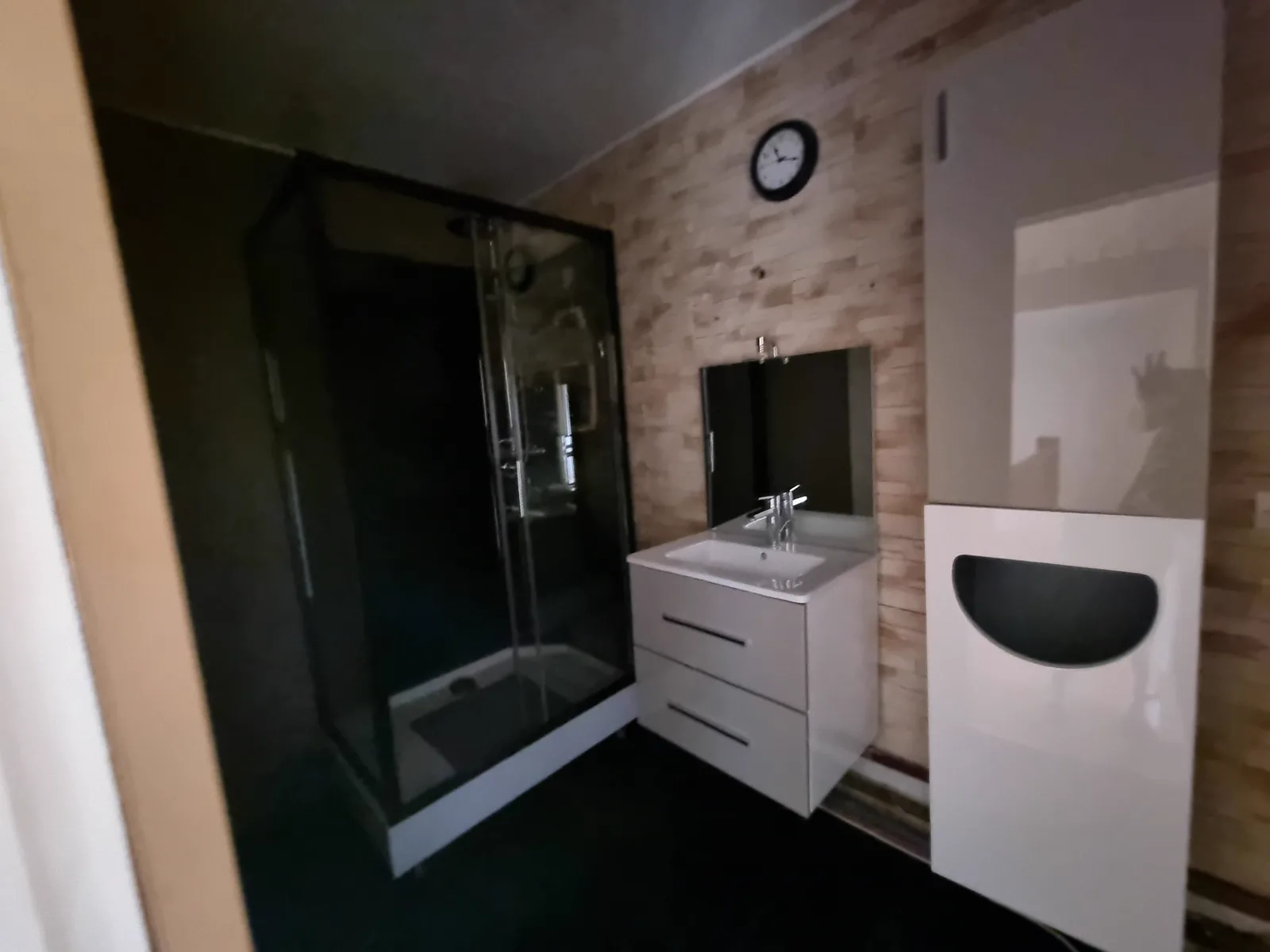 Salle d'eau avec cabine de douche, maison à Villeneuve-d'Ascq