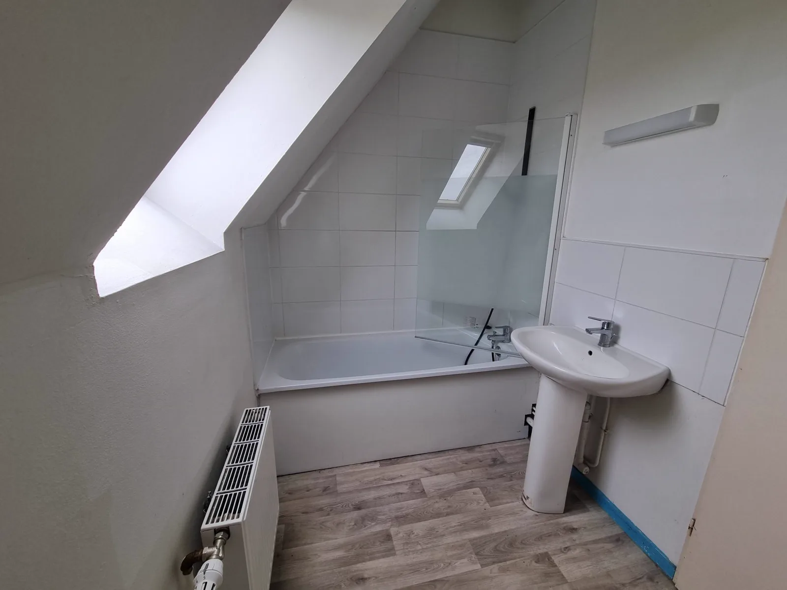 Salle de bains avec baignoire, maison à Godewaersvelde